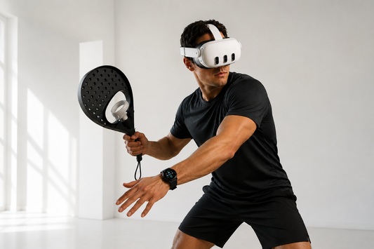 **Texto alternativo (ALT):**  > Hombre con visor Meta Quest 3 y pala de pádel VR en posición de juego, llevando un smartwatch negro en una habitación minimalista completamente blanca e iluminada con luz natural.